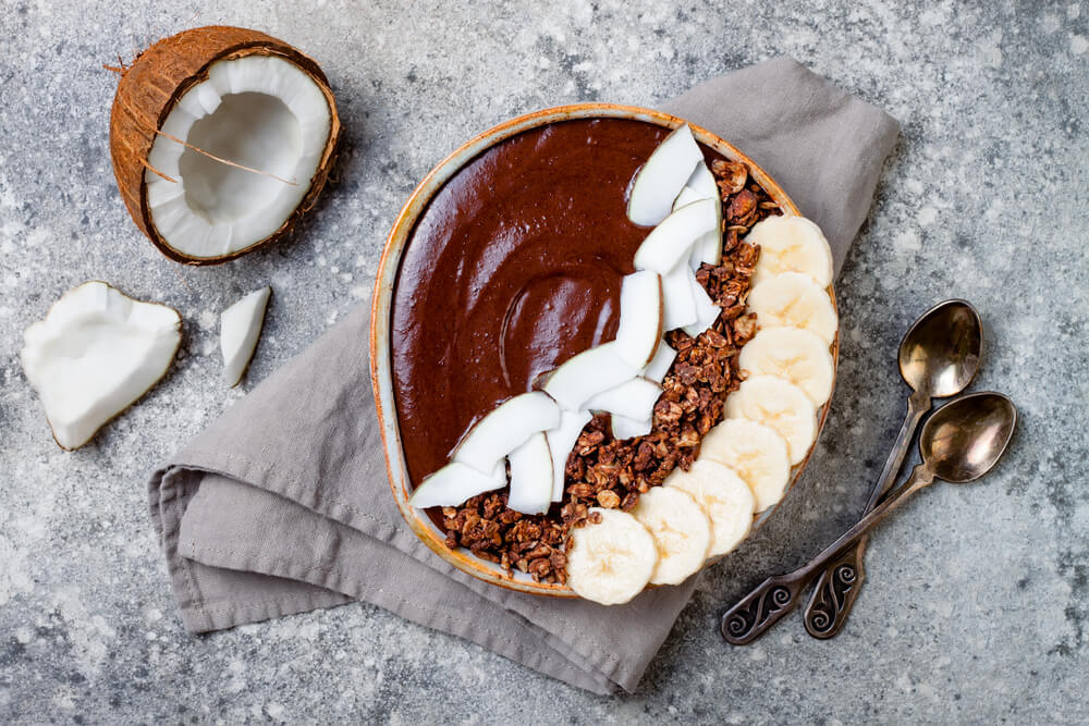 Proteínová smoothie bowl s banánom, čokoládou a kokosom